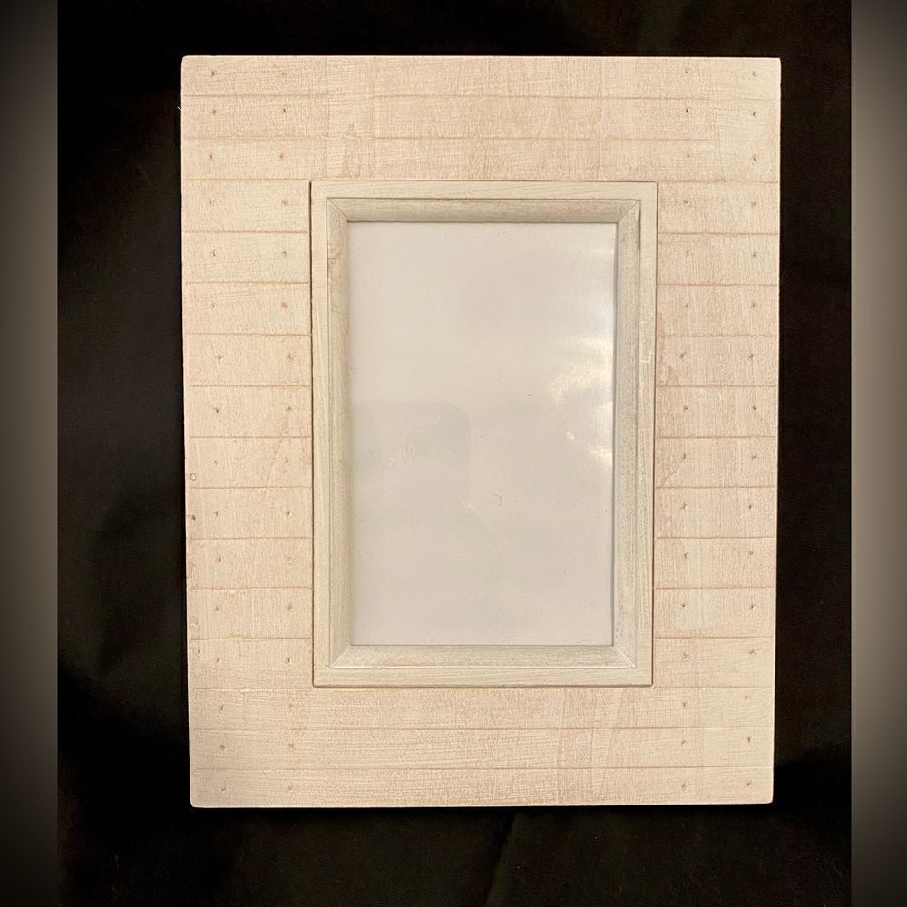 Beachy vibe picture frame. Hold 4x6 photo. Off-white.